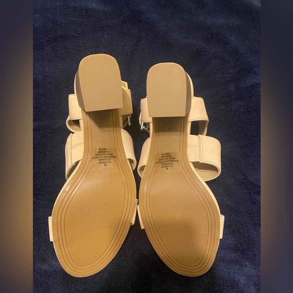 Express Heels - Picture 2 of 2